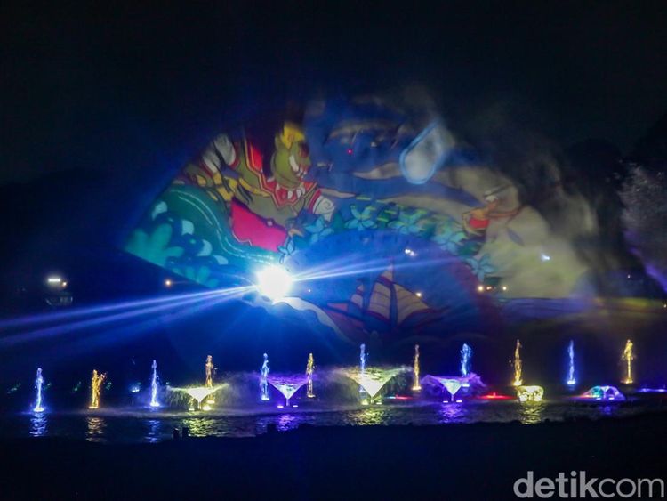 Warna-warni Dancing Fountain Tirta Cerita TMII