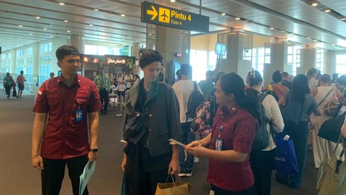 WN Belanda berinisial FHS diusir alias dideportasi dari Bali, Rabu (15/5/2024). (Dok Kanwil KemenkumHam Bali)