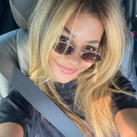 Tak hanya wajahnya yang berbeda, gaya rambut Zsa Zsa Utari juga semakin membuat penampilannya terlihat manglingi. Seperti dalam unggahan terbarunya, rambut Zsa Zsa yang biasanya keriting berubah menjadi lurus. Foto: Instagram/@zsazsautari