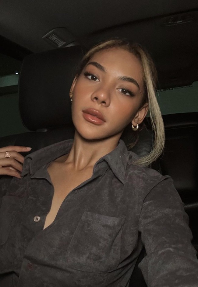 Tak hanya dituding oplas, Zsa Zsa juga dituding melakukan suntik putih. Namun dirinya membantah melakukan suntik putih. “Kata gua ape sih, dulu gua kagak mandi, sekarang gua mandi paling nggak sehari sekali gua,” ujarnya dalam wawancara dengan Kiky Saputri. “Ada scrub di kamar mandi, sekarang masker muka rajin. Gua dulu pakai bedak dingin, nggak ngebantu lu tau,” tambahnya. Foto: Instagram/@zsazsautari