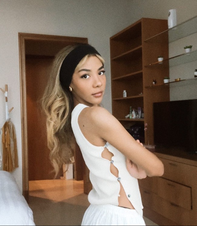 Menanggapi komentar salah satu netizen yang menyayangkan gaya rambutnya yang kini terlihat lurus, Zsa Zsa juga menjelaskan bahwa itu hanya dicatok dan bersifat sementara, bukan permanen. Foto: Instagram/@zsazsautari