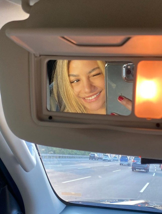 Aktris Zsa Zsa Utari berhasil mencuri atenai melalui penampilannya kini. Tampak berbeda cukup jauh dari penampilannya dulu saat jadi pemeran ‘Si Cemong’, banyak yang menuding Zsa Zsa Utari telah melakukan oplas pada wajahya. Foto: Instagram/@zsazsautari