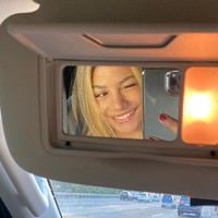 Aktris Zsa Zsa Utari berhasil mencuri atenai melalui penampilannya kini. Tampak berbeda cukup jauh dari penampilannya dulu saat jadi pemeran ‘Si Cemong’, banyak yang menuding Zsa Zsa Utari telah melakukan oplas pada wajahya. Foto: Instagram/@zsazsautari