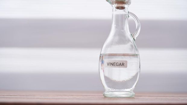 white vinegar on wood table top