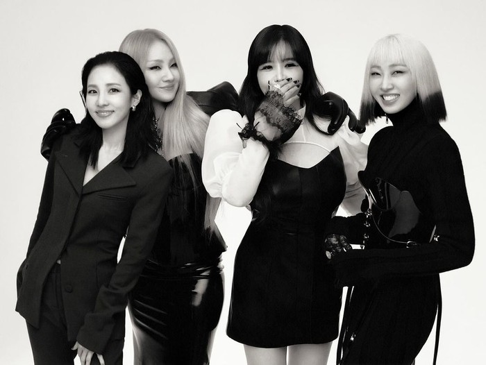 CL, Minzy, Dara, dan Bom dari 2NE1 kumpul merayakan ulang tahun debut mereka yang ke-15.
