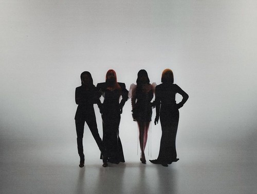 CL, Minzy, Dara, dan Bom dari 2NE1 kumpul merayakan ulang tahun debut mereka yang ke-15.