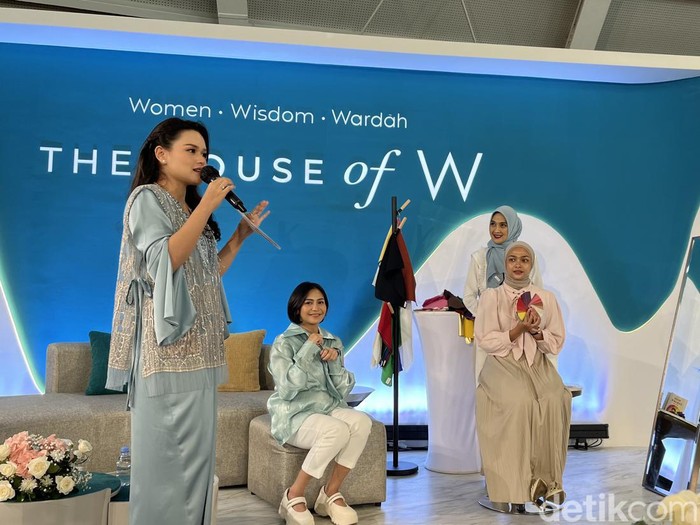 Wardah mempersembahkan rangkatan acara di The House of W. Hari kedua, ada sesi memperkenalkan color personal bersama Personal Color & Style Analysis, Oya Miranti dan selebriti Caca Tengker
