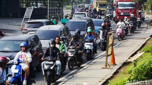 Ada Peninggian Jalan di Maruga, Lalin Depan Pemkot Tangsel Macet