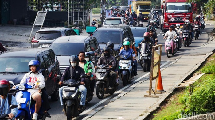 Ada Peninggian Jalan di Maruga, Lalin Depan Pemkot Tangsel Macet Jalan Maruga Raya, Tangerang Selatan, macet imbas proyek peninggian jalan di depan City Gallery Puspemkot Tangsel. Bagi Anda yang hendak lewat daerah ini, harap bersabar ya.