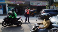 Petugas Dinas Perhubungan mengatur lalin di lokasi.  