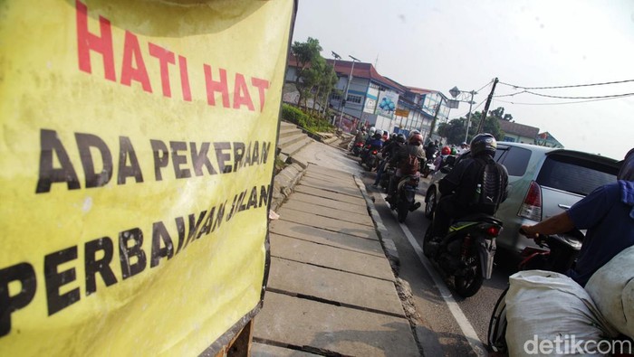 Jalan Maruga Raya, Tangerang Selatan, macet imbas proyek peninggian jalan di depan City Gallery Puspemkot Tangsel. Bagi Anda yang hendak lewat daerah ini, harap bersabar ya.