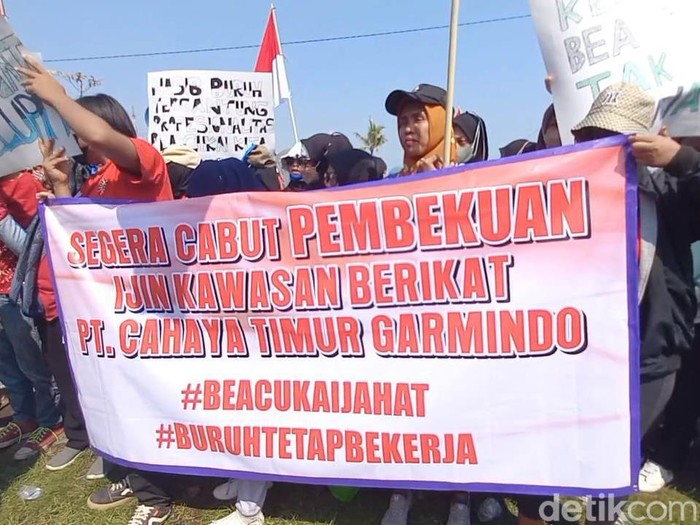 Aksi demo buruh garmen dari Pemalang di Kantor Bea Cukai tipe Madya Pabean C Tegal, Jawa Tengah, Jumat (17/5/2024).