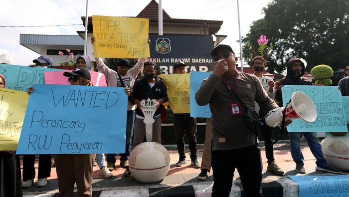 Aksi Wartawan Blitar Tolak RUU Penyiaran Sejumlah wartawan melakukan orasi sambil membawa poster berisi tuntutan saat menggelar aksi penolakan RUU penyiaran di depan gedung DPRD Kota Blitar, Jawa Timur, Jumat (17/5/2024). Sejumlah wartawan dari Persatuan Wartawan Indonesia (PWI) dan Ikatan Jurnalis Televisi Indonesia (IJTI) di Blitar Raya tersebut menolak keras draft rancangan undang-undang (RUU) penyiaran yang kini sedang di bahas oleh badan legislatif (Baleg) DPR RI, karena terdapat sejumlah pasal yang dinilai akan membungkam kerja jurnalisme, salah satunya mengenai pelarangan penyiaran jurnalisme investigasi. ANTARA FOTO/Irfan Anshori/nym.