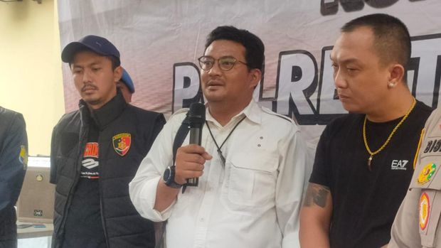 Angga Satria (baju putih)