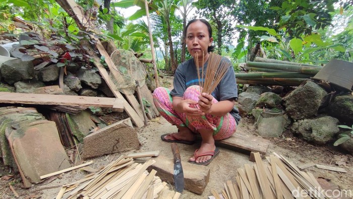 Ani pengrajin tusuk sate tradisional di Baregbeg Ciamis sedang membuat tusuk sate di belakang rumahnya.