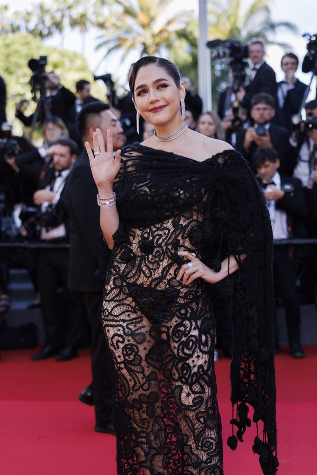 Pada Mei 2024 ini, Araya Hargate eksis bersama sederet selebriti dunia di karpet merah Festival Film Cannes 2024.  Foto: LOIC VENANCE / AFP