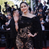 Pada Mei 2024 ini, Araya Hargate eksis bersama sederet selebriti dunia di karpet merah Festival Film Cannes 2024.  Foto: LOIC VENANCE / AFP