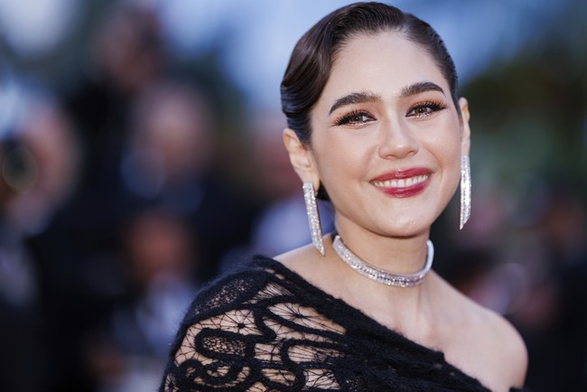 Araya melengkapi gayanya dengan memakai perhiasan, anting dan kalung berlian dari brand Boucheron. Foto: LOIC VENANCE / AFP