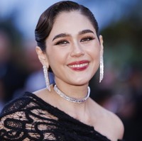 Araya melengkapi gayanya dengan memakai perhiasan, anting dan kalung berlian dari brand Boucheron. Foto: LOIC VENANCE / AFP