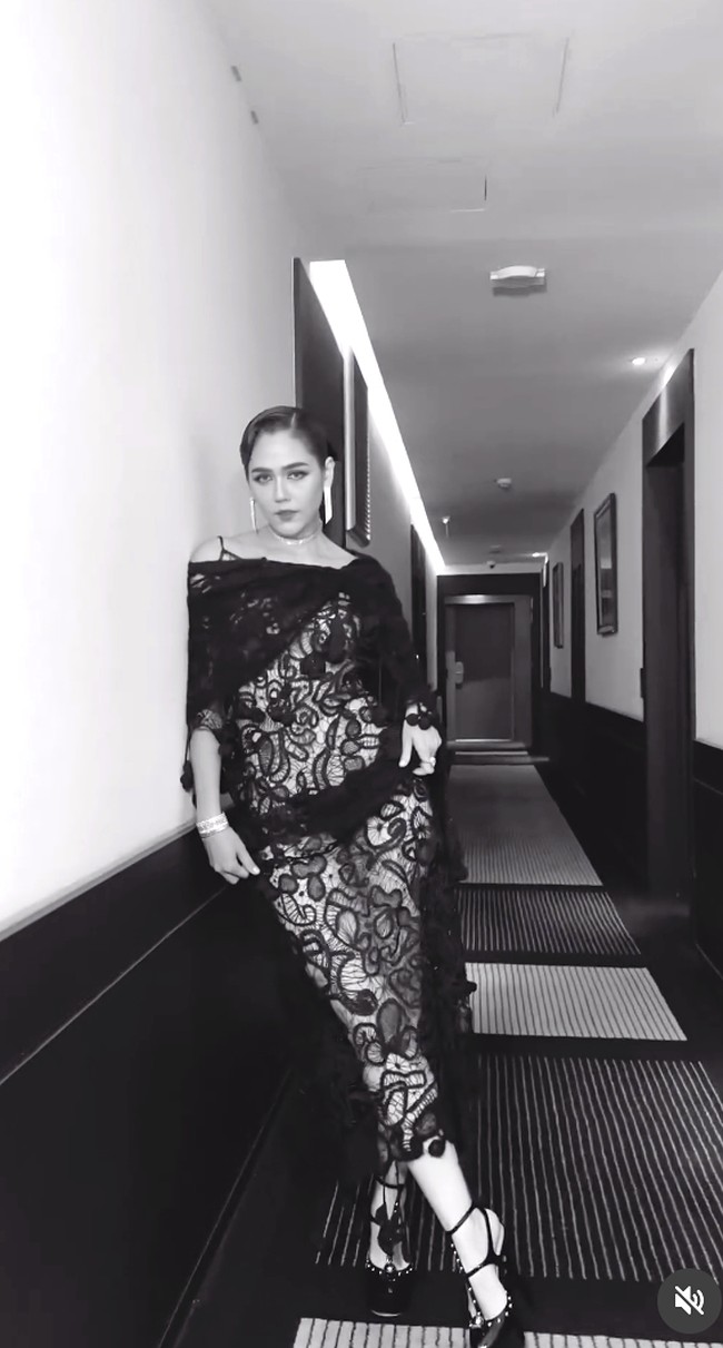 Araya yang meraih popularitas setelah membintangi drama Thailand, Doksom Sithong, hadir di Festival Film Cannes 2024 untuk premier film karya sutradara Francis Ford Coppola, Megalopolis. Foto: Vianney Le Caer/Invision/AP