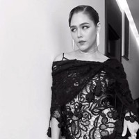 Lace dress warna hitam yang dipakai Araya Hargate ini membuat underwear aktris 42 tahun terlihat jelas di balik busananya. Foto: Vianney Le Caer/Invision/AP