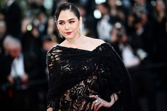 Penampilan Araya Hargate di Festival Film Cannes 2024 mencuri perhatian karena pilihan busananya yang mengekspos tubuhnya. Araya mengenakan lace dress karya Maison Margiela. Foto: LOIC VENANCE / AFP