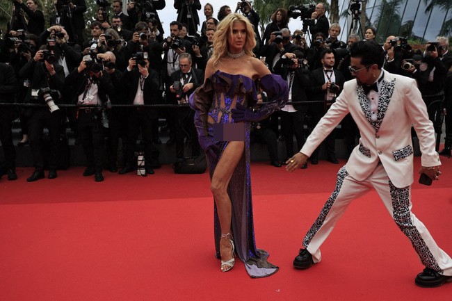 Betapa tidak mencuri perhatian, gaun ungu mengilap model dan aktris asal Swedia itu belahan tinggi pada bagian rok. Saking tingginya, bagian tersebut hampir mengekspos bagian intim tubuh Victoria. (Foto: Valery HACHE / AFP)