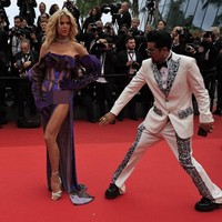 Betapa tidak mencuri perhatian, gaun ungu mengilap model dan aktris asal Swedia itu belahan tinggi pada bagian rok. Saking tingginya, bagian tersebut hampir mengekspos bagian intim tubuh Victoria. (Foto: Valery HACHE / AFP)