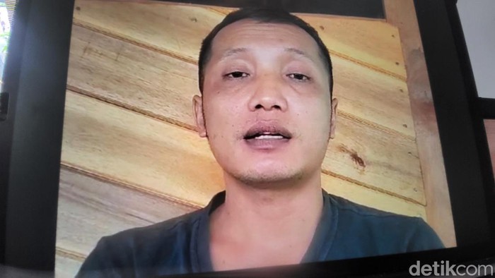 Awang, warga Sukabumi membuat klarifikasi usai fotonya diunggah akun yang dilaporkan PGRI ke Polisi