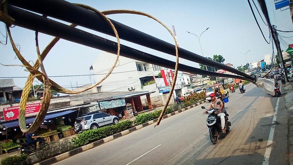 Awas! Ada Kabel Menjuntai Sejajar Kepala di Pamulang Tangsel
