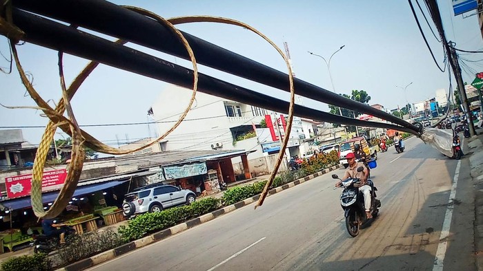 Awas! Ada Kabel Menjuntai Sejajar Kepala di Pamulang Tangsel Terdapat kabel menjuntai di Jalan Siliwangi, Pamulang, Tangerang Selatan (Tangsel), Jumat (17/5/2024). Kabel tersebut sejajar dengan kepala warga.