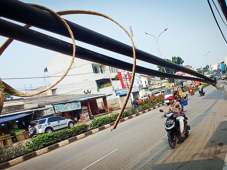 Awas! Ada Kabel Menjuntai Sejajar Kepala di Pamulang Tangsel