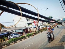 Awas! Ada Kabel Menjuntai Sejajar Kepala di Pamulang Tangsel