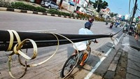 Kabel menjuntai hingga sejajar kepala warga.  