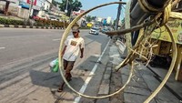 Warga enggan melintas di trotoar, dan memilih berjalan di pinggir jalan untuk menghindari kabel.  