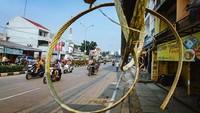 Terdapat 2 kabel yang menjuntai dan hanya diikat seadanya dengan tali.  