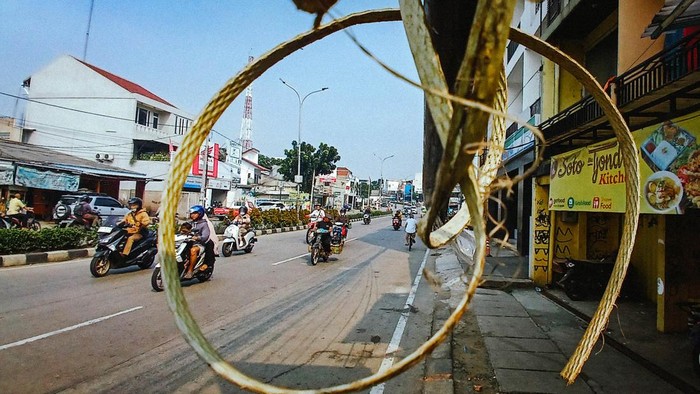 Awas! Ada Kabel Menjuntai Sejajar Kepala di Pamulang Tangsel Terdapat kabel menjuntai di Jalan Siliwangi, Pamulang, Tangerang Selatan (Tangsel), Jumat (17/5/2024). Kabel tersebut sejajar dengan kepala warga.