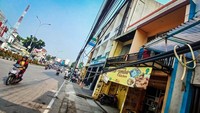 Terdapat kabel menjuntai di Jalan Siliwangi, Pamulang, Tangsel, Jumat (17/5/2024).