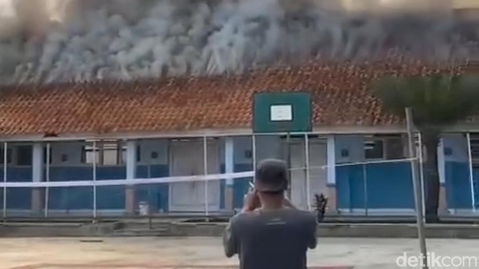 Bangunan SMP Negeri 2 Pagerageung Tasikmalaya kebakaran.
