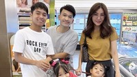 Kompaknya Onyo bersama ayah, bunda, dan dua adiknya juga terlihat saat momen belanja ini. Sebelum siap mengisi trolley dnegan aneka bahan makanan, mereka berpose dulu. Foto: Instagram betrandpetoputraonsu