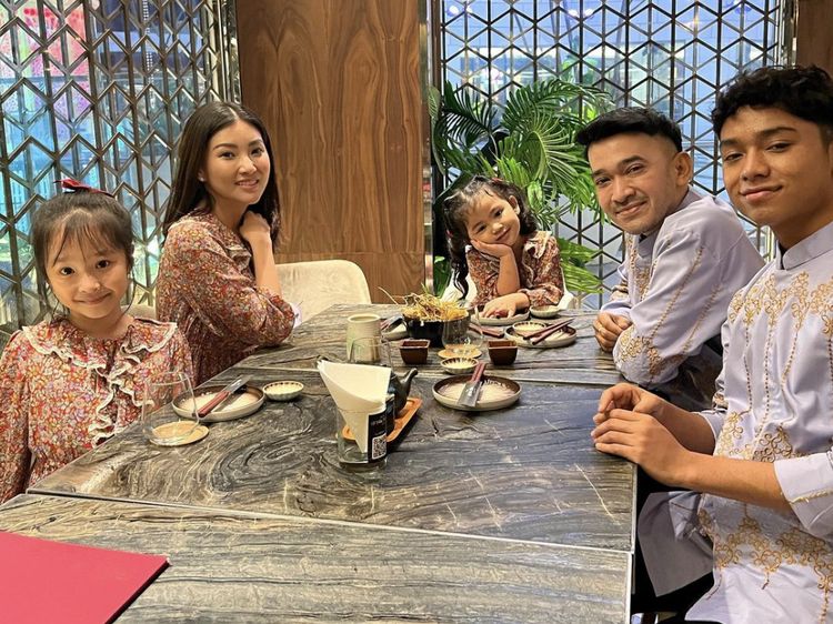 Betrand Peto Kompak Kulineran Bareng Keluarga, Momennya Manis!