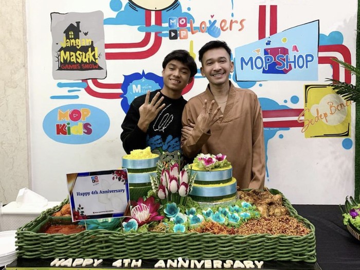 Betrand Peto Kompak Kulineran Bareng Keluarga, Ini Momennya yang Manis!