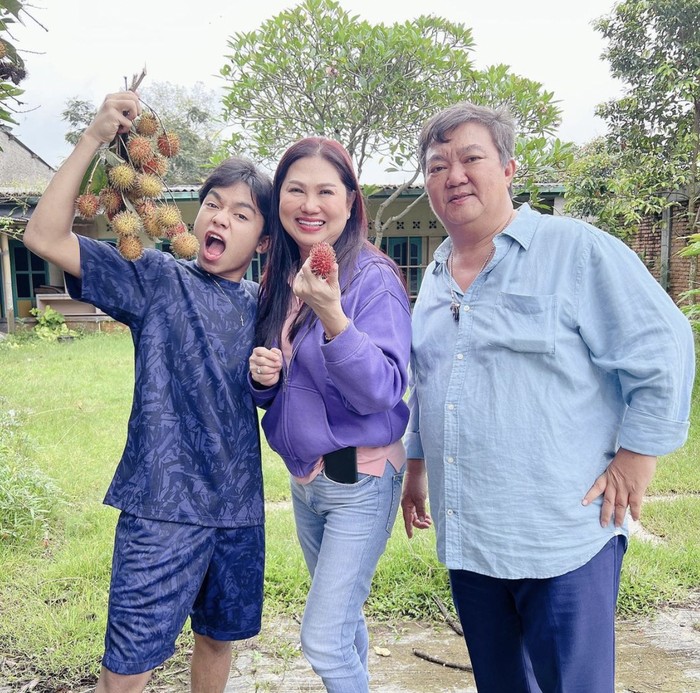 Betrand Peto Kompak Kulineran Bareng Keluarga, Ini Momennya yang Manis!