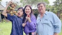 Onyo juga dekat dengan kakek dan neneknya dari pihak Sarwendah. Mereka terlihat panen rambutan bersama lho! Foto: Instagram betrandpetoputraonsu