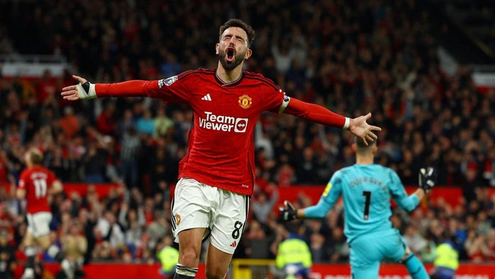 Soccer Football - Premier League - Manchester United v Newcastle United - Old Trafford, Manchester, Britain - May 15, 2024 Manchester Uniteds Bruno Fernandes celebrates after Rasmus Hojlund scores their third goal REUTERS/Molly Darlington EDITORIAL USE ONLY. NO USE WITH UNAUTHORIZED AUDIO, VIDEO, DATA, FIXTURE LISTS, CLUB/LEAGUE LOGOS OR LIVE SERVICES. ONLINE IN-MATCH USE LIMITED TO 120 IMAGES, NO VIDEO EMULATION. NO USE IN BETTING, GAMES OR SINGLE CLUB/LEAGUE/PLAYER PUBLICATIONS. PLEASE CONTACT YOUR ACCOUNT REPRESENTATIVE FOR FURTHER DETAILS..     TPX IMAGES OF THE DAY