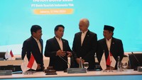 Direktur Utama BSI Hery Gunardi (dua dari kiri) didampingi Wakil Direktur Utama BSI Bob Tyasika Ananta (paling kiri), Wakil Komisaris Utama/Independen BSI Adiwarman Azwar Karim (tiga dari kiri) dan Ketua Dewan Pengawas Syariah BSI Prof. Dr. KH. Hasanudin (paling kanan) berbincang bersama sesaat sebelum pelaksanaan Rapat Umum Pemegang Saham Tahunan Tahun Buku 2023 PT Bank Syariah Indonesia Tbk. 