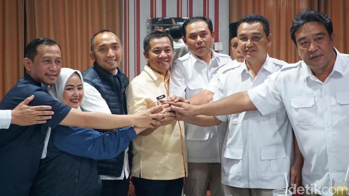Bupati Karawang Aep Syaepuloh bersama pengurus NasDem dan Gerindra Karawang usai rapat kesepahaman koalisi pilkada
