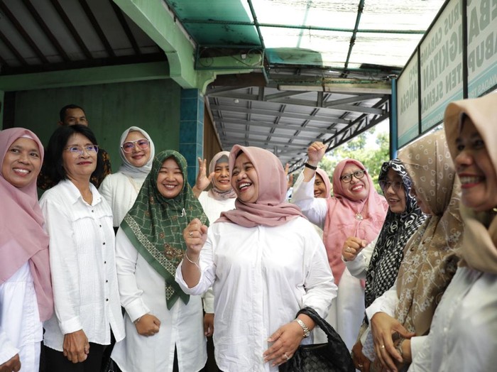 Bupati Sleman Kustini Sri Purnomo ketika mengembalikan berkas pendaftaran bakal calon bupati ke DPC PKB.