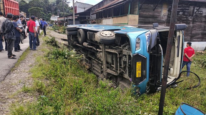 Bus pariwisata terbalik usai tabrak pejalan kaki di Toba, Sumut (Istimewa)