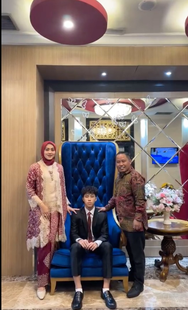 Melalui akun Instagram pribadinya Narji dan sang istri, Widiyanti, terlihat membagikan momen sang putra yang baru saja diwisuda. Rupanya Sena baru saja lulus dari pendidikan SMP-nya. Foto: Instagram/@diyan_narji